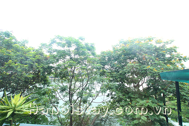 Cho thuê căn hộ 2 phòng ngủ view hồ Trúc Bạch, Ba Đình 1