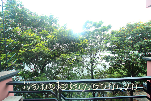 Cho thuê căn hộ 2 phòng ngủ view hồ Trúc Bạch, Ba Đình 2
