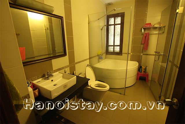 Cho thuê nhà riêng đẹp 4 phòng ngủ phố Đội Cấn, Ba Đình 2