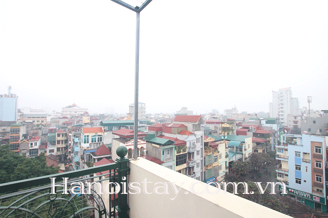Cho thuê căn hộ dịch vụ giá rẻ, có ban công lớn ở gần Văn Miếu, quận Đống Đa 5