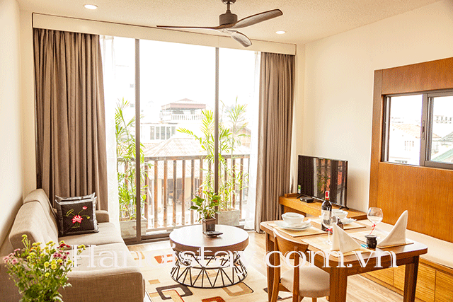 Cho thuê căn hộ dịch vụ 1 phòng ngủ có ban công đẹp tại phố Từ Hoa, Tây Hồ