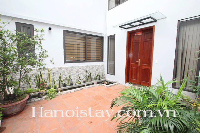 Cho thuê căn hộ dịch vụ 1 phòng ngủ ở Tây Hồ, có ban công rộng 10
