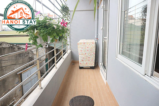 Cho thuê căn hộ dịch vụ giá rẻ, có ban công tại phố Nghi Tàm, quận Tây Hồ 2