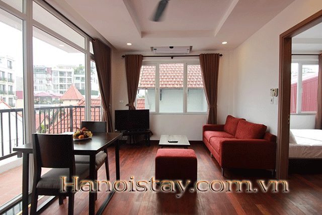 Cho thuê căn hộ dịch vụ đầy đủ nội thất, có ban công rộng ở phố Tô Ngọc Vân, Tây Hồ