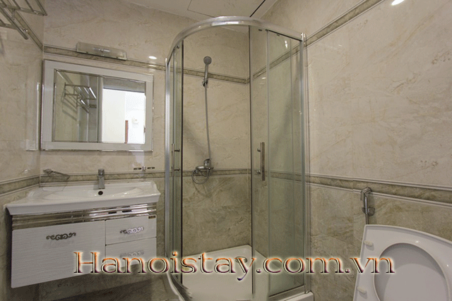 Cho thuê căn hộ dịch vụ 2 phòng ngủ, giá rẻ tại Trúc Bạch, Ba Đình 9