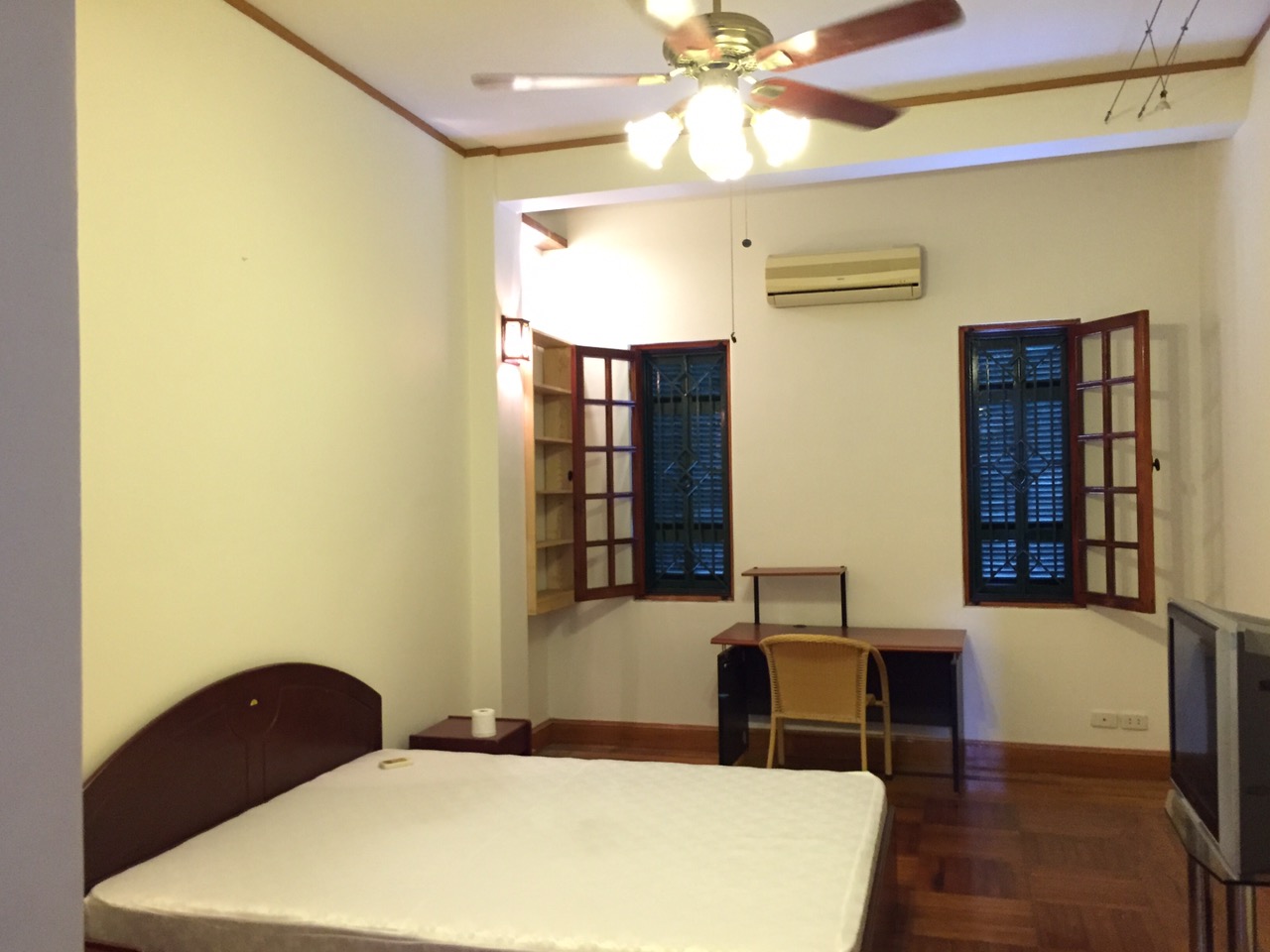 Cho thuê nhà riêng chính chủ với 4 phòng ngủ tại phố Huế, quận Hai Bà Trưng