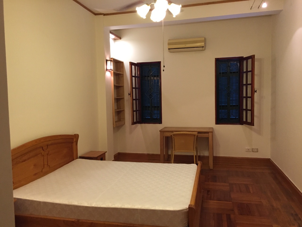 Cho thuê nhà riêng chính chủ với 4 phòng ngủ tại phố Huế, quận Hai Bà Trưng 10