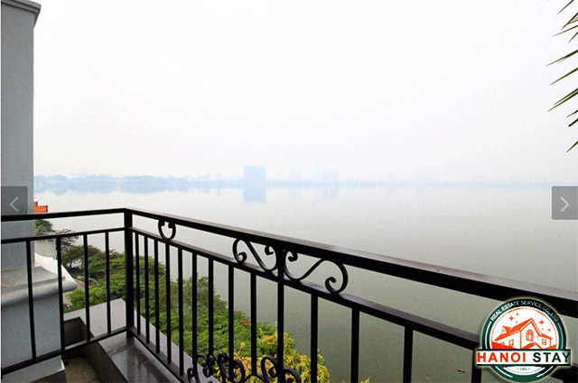 Chính chủ cho thuê căn hộ dịch vụ có ban công và view hồ Tây lãng mạn 2