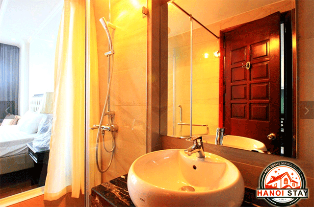 Chính chủ cho thuê căn hộ dịch vụ có ban công và view hồ Tây lãng mạn 8