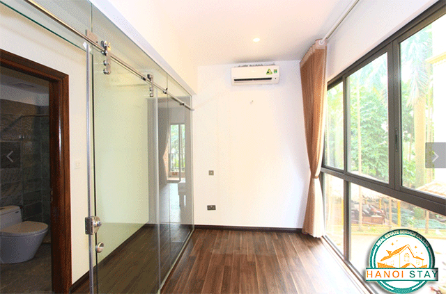 Cho thuê căn hộ dịch vụ 2 phòng ngủ với ban công rộng và nhiều ánh sáng tại Tây Hồ 1