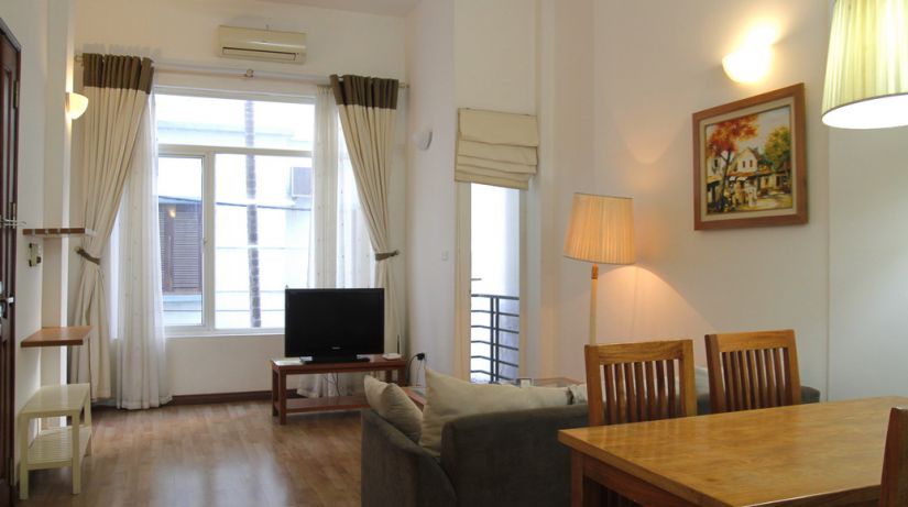 Căn hộ dịch vụ 1 phòng ngủ với phòng khách rất rộng cho thuê gần Công viên Thủ Lệ 1