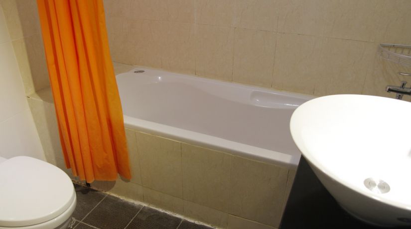 Căn hộ dịch vụ 1 phòng ngủ với phòng khách rất rộng cho thuê gần Công viên Thủ Lệ 7
