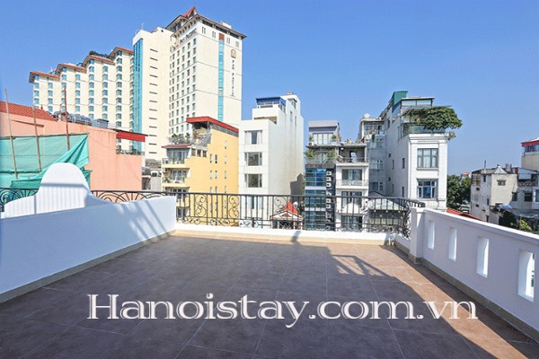 Chính chủ cần cho thuê gấp căn hộ dịch vụ sang trọng và có ban công tại Trúc Bạch 5