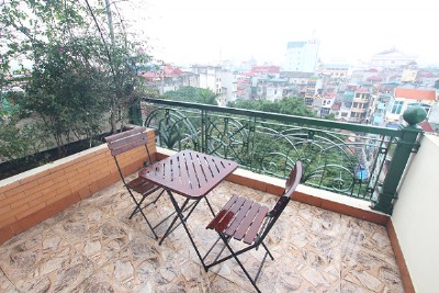 Căn hộ dịch vụ cho thuê gấp, với 1 phòng ngủ, full nội thất và có ban công lớn 4