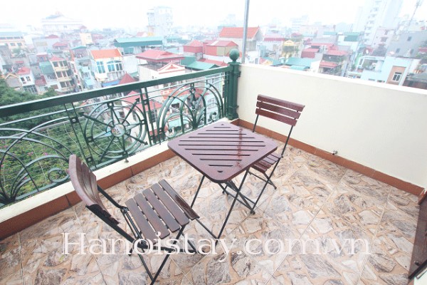 Căn hộ dịch vụ cho thuê gấp, với 1 phòng ngủ, full nội thất và có ban công lớn 7