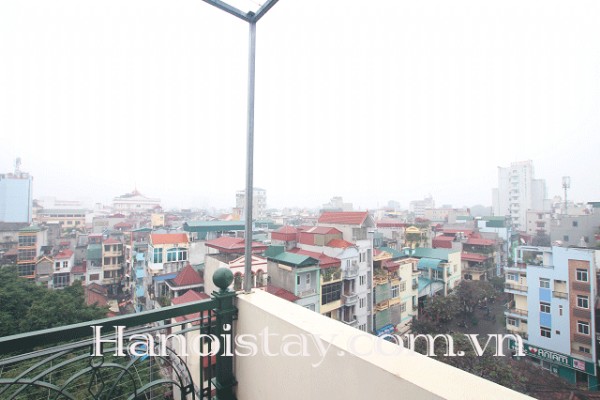 Căn hộ dịch vụ cho thuê gấp, với 1 phòng ngủ, full nội thất và có ban công lớn 8