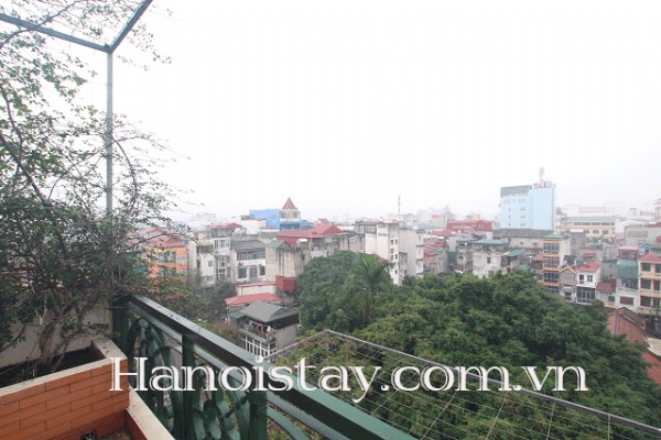 Căn hộ dịch vụ cho thuê gấp, với 1 phòng ngủ, full nội thất và có ban công lớn 9
