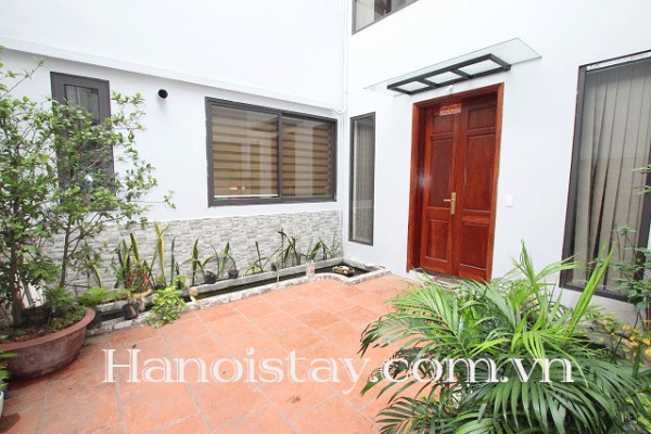 Cho thuê căn hộ dịch vụ view đẹp, có sân rộng khu vực Tây Hồ 6