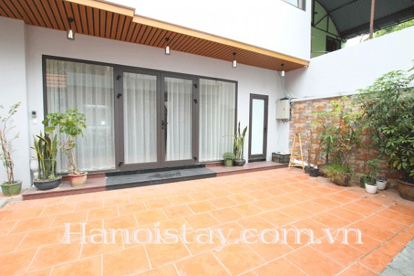 Cho thuê căn hộ dịch vụ view đẹp, có sân rộng khu vực Tây Hồ 7