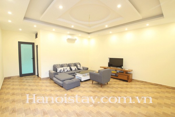 Cho thuê căn hộ dịch vụ view đẹp, có sân rộng khu vực Tây Hồ 2