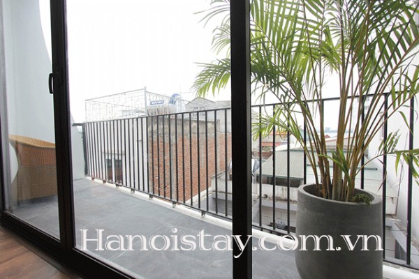 Một căn hộ dịch vụ có ban công cho thuê giá tốt ở Tây Hồ 1
