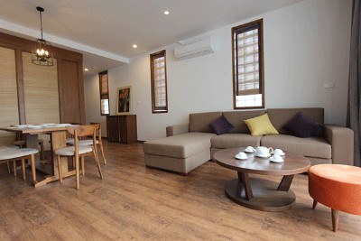 Một căn hộ dịch vụ có ban công cho thuê giá tốt ở Tây Hồ 4