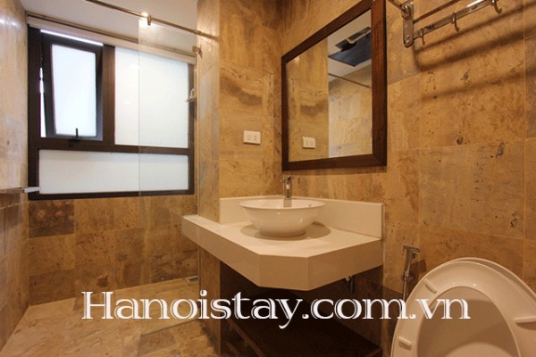 Một căn hộ dịch vụ có ban công cho thuê giá tốt ở Tây Hồ 1