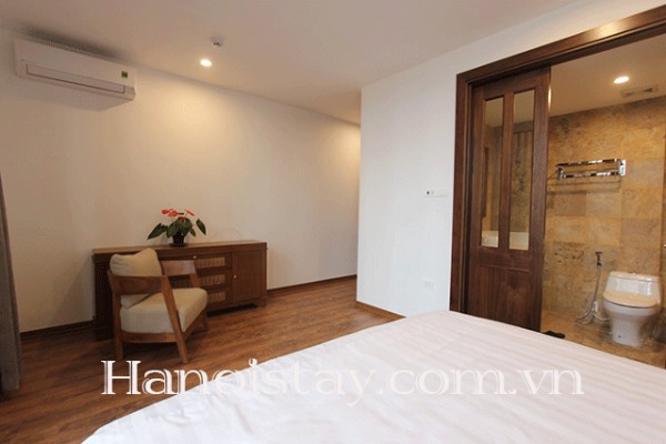 Một căn hộ dịch vụ có ban công cho thuê giá tốt ở Tây Hồ 7