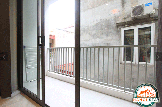 Căn hộ dịch vụ 2 phòng ngủ, có ban công đẹp và full nội thất tại phố Đội Cấn 6