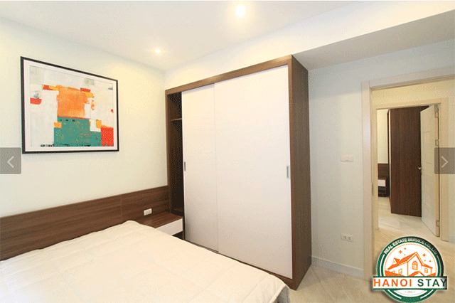 Căn hộ dịch vụ 2 phòng ngủ, có ban công đẹp và full nội thất tại phố Đội Cấn 8