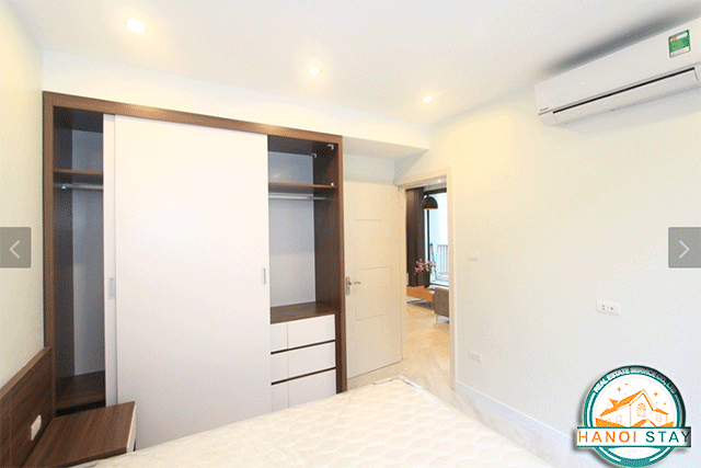 Căn hộ dịch vụ 2 phòng ngủ, có ban công đẹp và full nội thất tại phố Đội Cấn 1