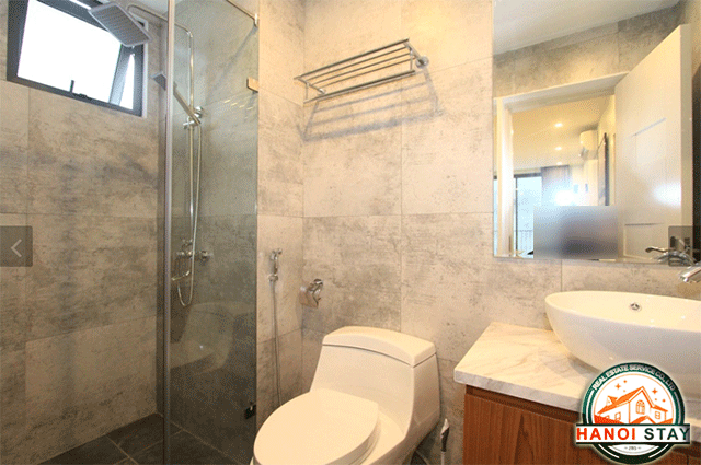 Căn hộ dịch vụ 2 phòng ngủ, có ban công đẹp và full nội thất tại phố Đội Cấn 2