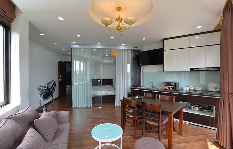 Căn hộ dịch vụ hoàn toàn mới và hiện đại cho thuê gần Công viên Thống Nhất, có view Hồ 7