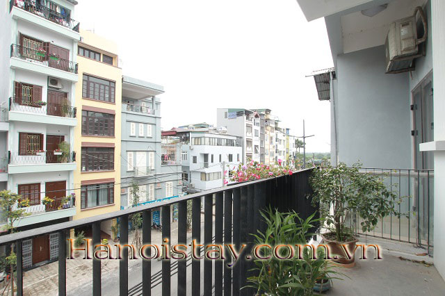 Cho thuê căn hộ dịch vụ mới 100%, có ban công, gần hồ Tây 3