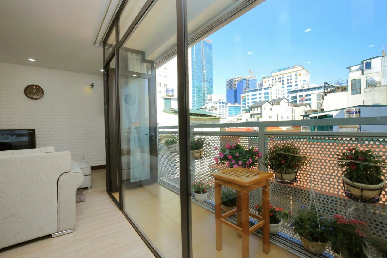 Căn hộ dịch vụ 2 phòng ngủ mới cho người nước ngoài thuê gần Hồ Ngọc Khánh, quận Ba Đình 8