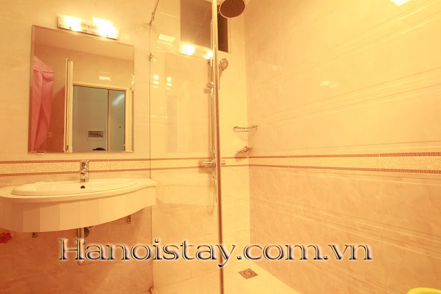 Cho thuê căn hộ 1 phòng ngủ, cạnh hồ Tây và công viên Nước, có ban công, diện tích 2 ngủ, giá 1 phòng ngủ 10