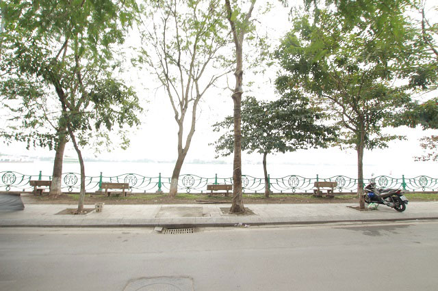 Cho thuê căn hộ 1 phòng ngủ, cạnh hồ Tây và công viên Nước, có ban công, diện tích 2 ngủ, giá 1 phòng ngủ 1