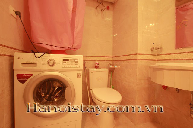 Cho thuê căn hộ 1 phòng ngủ, cạnh hồ Tây và công viên Nước, có ban công, diện tích 2 ngủ, giá 1 phòng ngủ 4