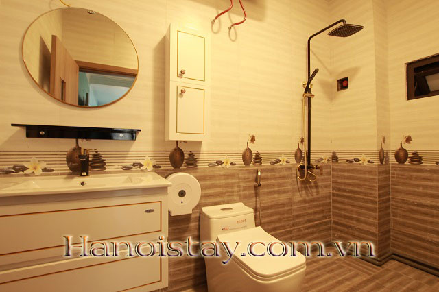 Cho thuê gấp phòng studio thoáng mát giá rẻ có ban công tại Âu Cơ, Tây Hồ 1