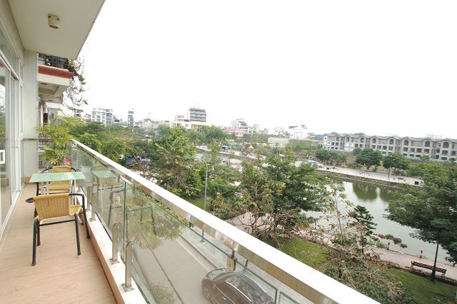 Căn hộ dịch vụ 2 phòng ngủ 110m2 quận Tây Hồ cho thuê, ban công thoáng mát 1