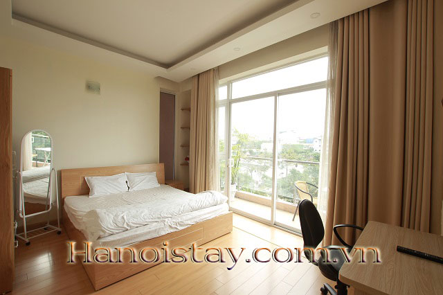 Căn hộ dịch vụ 2 phòng ngủ 110m2 quận Tây Hồ cho thuê, ban công thoáng mát 3