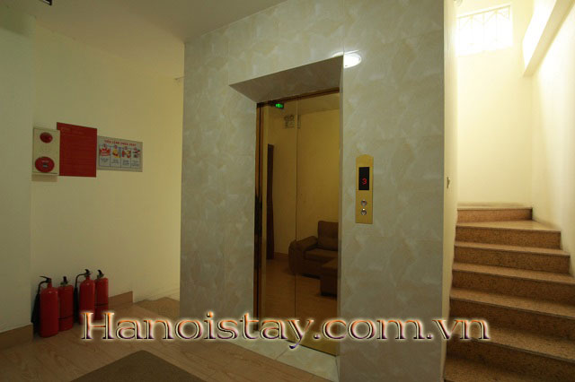 Căn hộ dịch vụ 2 phòng ngủ 110m2 quận Tây Hồ cho thuê, ban công thoáng mát 2
