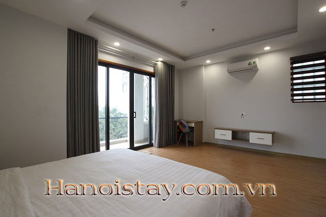 Căn hộ siêu thoáng, có ban công cho thuê ngay trung tâm quận Tây Hồ 10