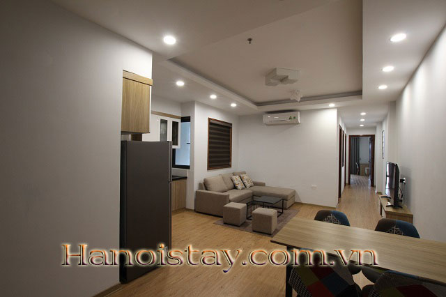 Căn hộ siêu thoáng, có ban công cho thuê ngay trung tâm quận Tây Hồ 2