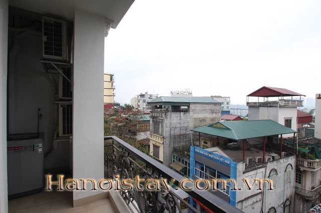 Căn hộ siêu thoáng, có ban công cho thuê ngay trung tâm quận Tây Hồ 3