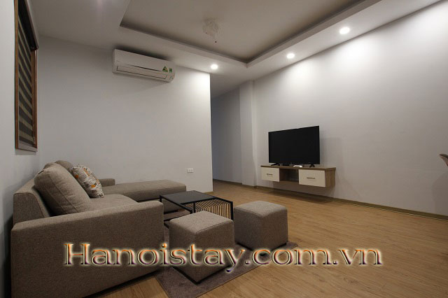 Căn hộ siêu thoáng, có ban công cho thuê ngay trung tâm quận Tây Hồ 4