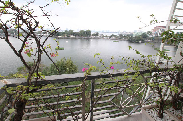 Căn hộ đầy đủ nội thất, view Hồ Trúc Bạch cho thuê giá ưu đãi nhất
