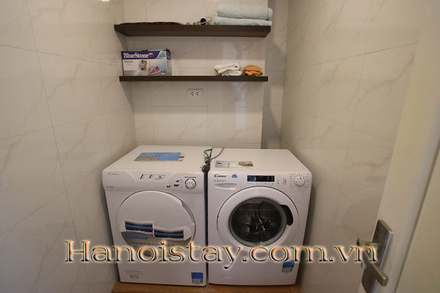 Cho thuê căn hộ dịch vụ chuyên nghiệp, 2 phòng ngủ, có ban công tại Tô Ngọc Vân, quận Tây Hồ 2