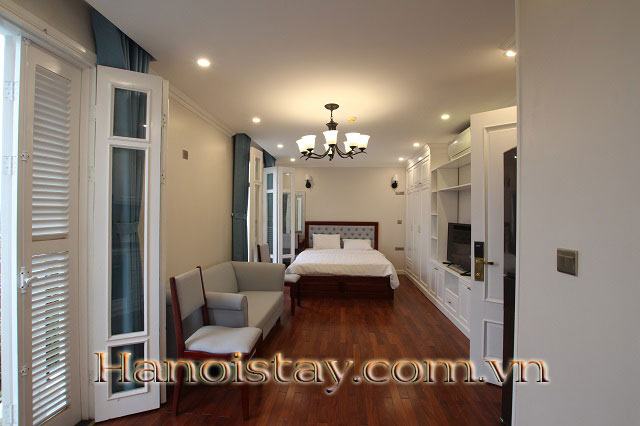 Căn hộ dịch vụ Studio cạnh Hồ Tây với ban công rất thoáng và thiết kế hợp lý cho thuê 2