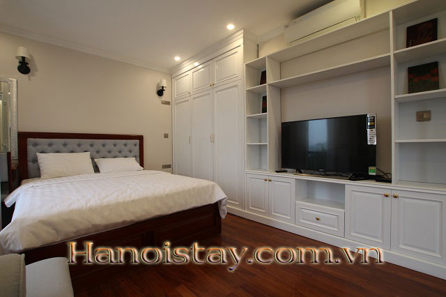 Căn hộ dịch vụ Studio cạnh Hồ Tây với ban công rất thoáng và thiết kế hợp lý cho thuê 3